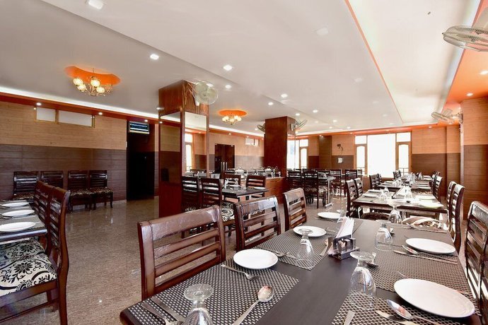 Imagen del bar/restaurante del Hotel Sarla Regency. Foto 2