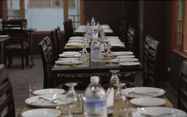 Imagen del bar/restaurante del Hotel Sarla Regency. Foto 3