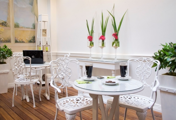 Imagen de los exteriores del Hotel Sarmiento Suites. Foto 11