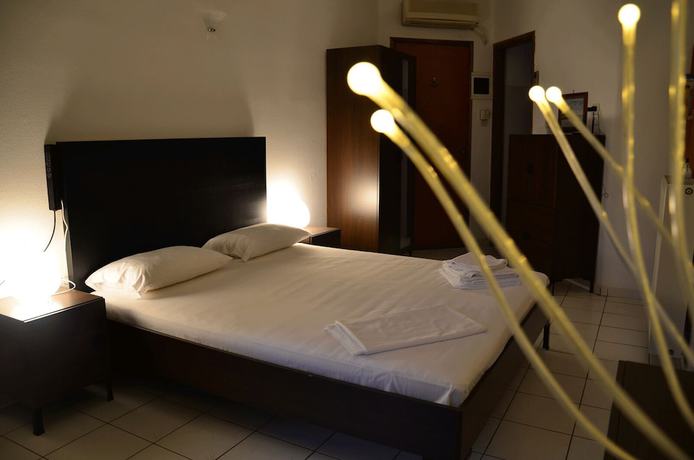 Imagen de la habitación del Hotel Saron, Lavreotiki. Foto 6