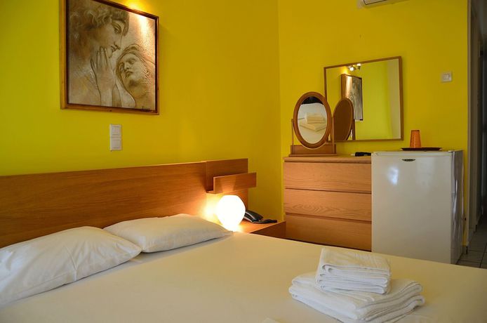 Imagen de la habitación del Hotel Saron, Lavreotiki. Foto 14