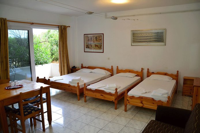 Imagen de la habitación del Hotel Saron, Lavreotiki. Foto 17