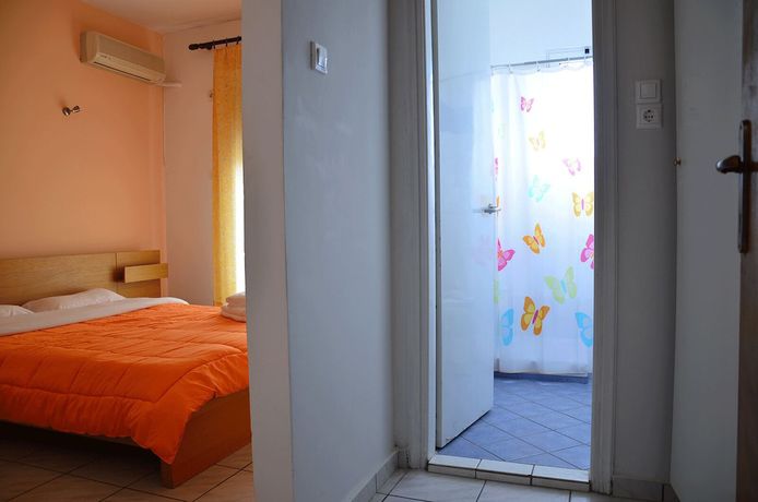 Imagen de la habitación del Hotel Saron, Lavreotiki. Foto 19