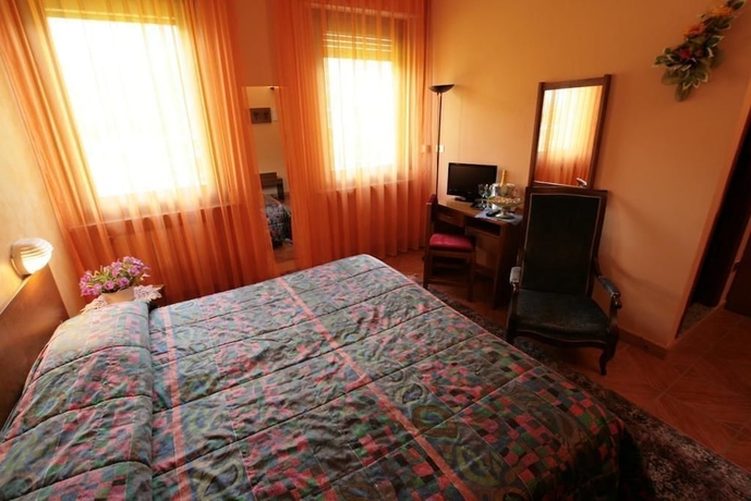 Imagen de la habitación del Hotel Sarre. Foto 10