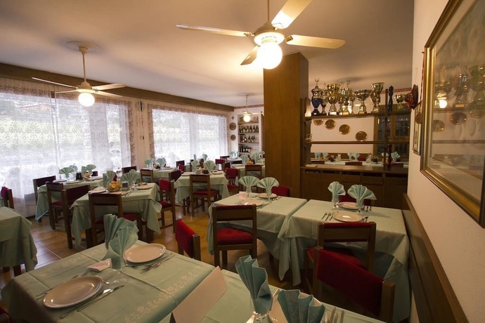 Imagen del bar/restaurante del Hotel Sarre. Foto 3