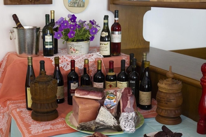 Imagen del bar/restaurante del Hotel Sarre. Foto 5