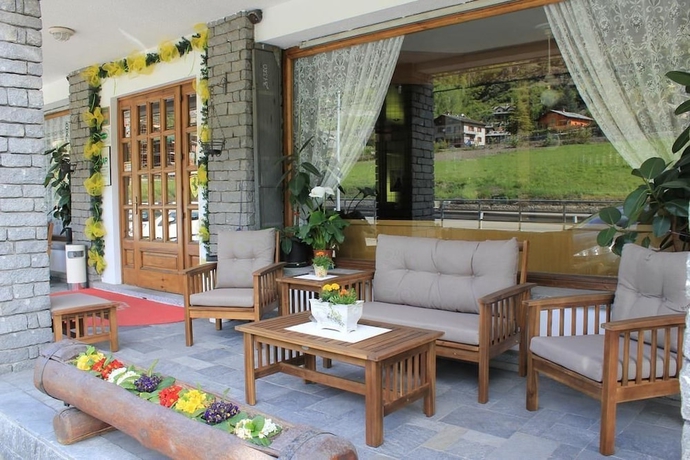 Imagen de los exteriores del Hotel Sarre. Foto 18