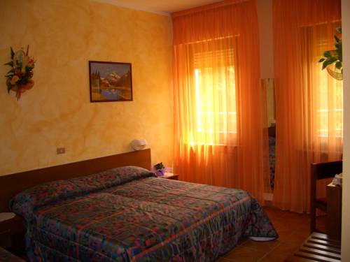 Imagen de la habitación del Hotel Sarre. Foto 13