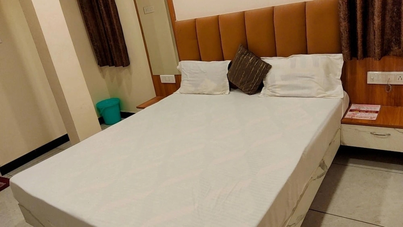 Imagen de la habitación del Hotel Sarthak Palace. Foto 5