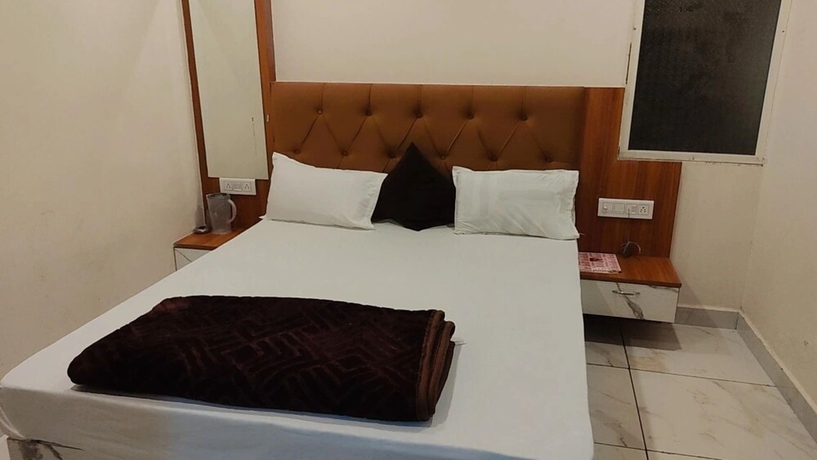 Imagen de la habitación del Hotel Sarthak Palace. Foto 6