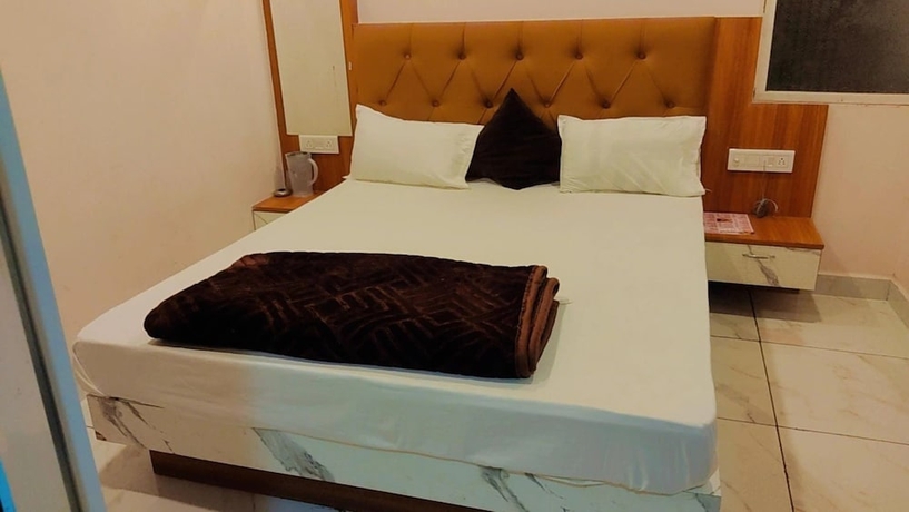 Imagen de la habitación del Hotel Sarthak Palace. Foto 8