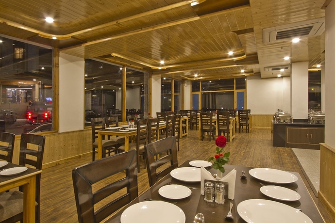 Imagen del bar/restaurante del Hotel Sarthak Regency. Foto 3