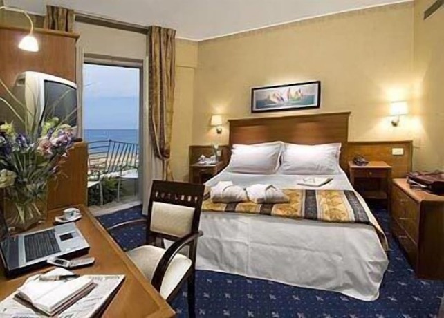 Imagen de la habitación del Hotel Sarti. Foto 4