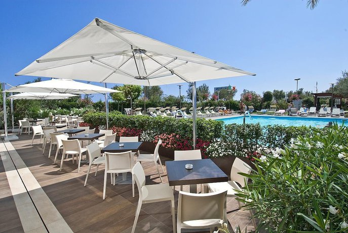 Imagen de la piscina del Hotel Sarti. Foto 15