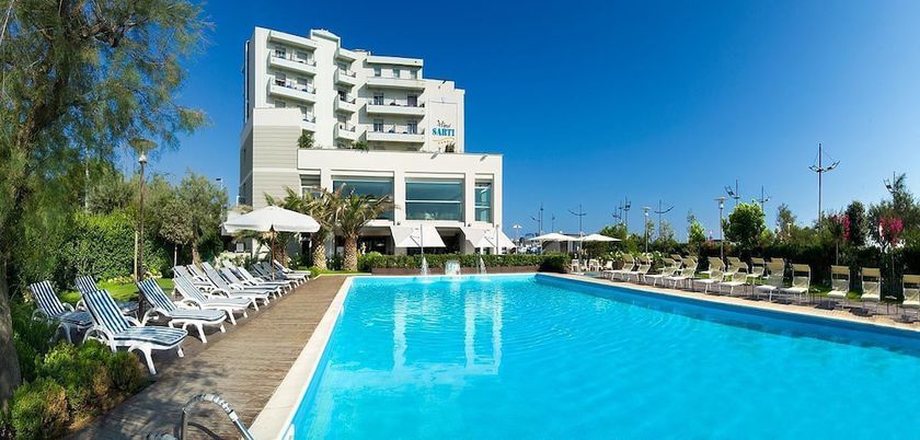 Imagen de la piscina del Hotel Sarti. Foto 16