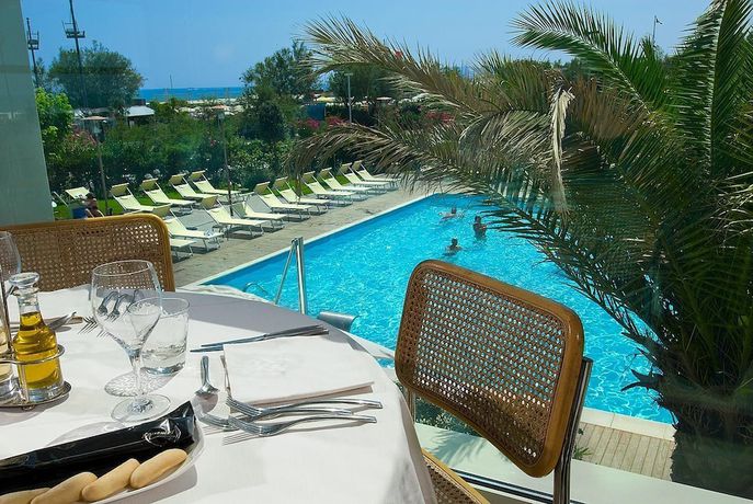 Imagen de la piscina del Hotel Sarti. Foto 18