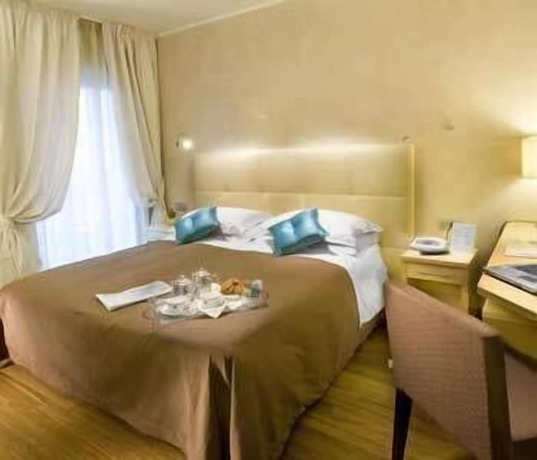 Imagen de la habitación del Hotel Sarti. Foto 12
