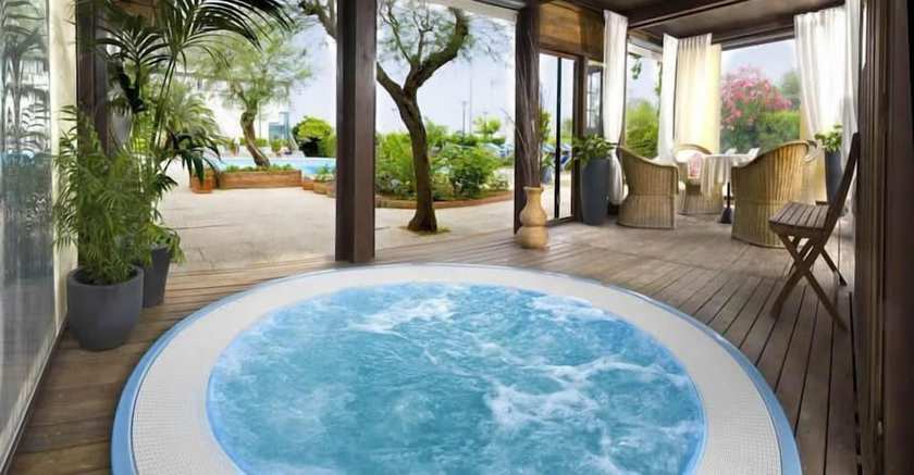 Imagen de la piscina del Hotel Sarti. Foto 19
