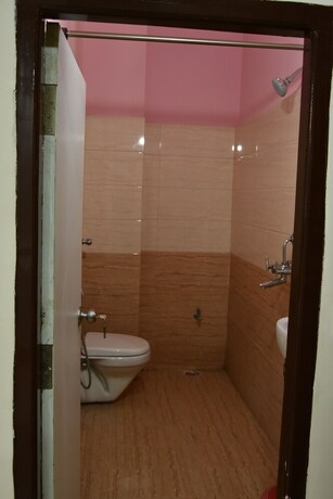 Imagen de la habitación del Hotel Sarweshwary. Foto 16