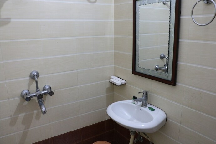 Imagen de la habitación del Hotel Sarweshwary. Foto 27