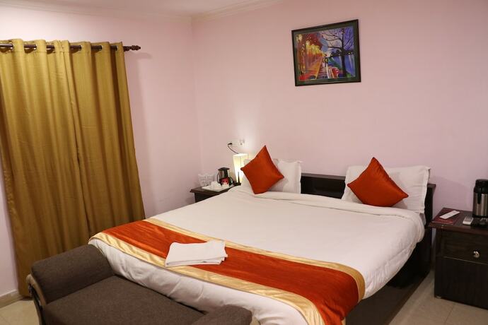 Imagen de la habitación del Hotel Sarweshwary. Foto 34
