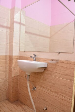 Imagen de la habitación del Hotel Sarweshwary. Foto 37