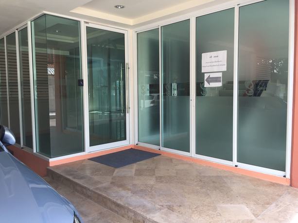 Imagen de los exteriores del Hotel Sasi Place. Foto 10