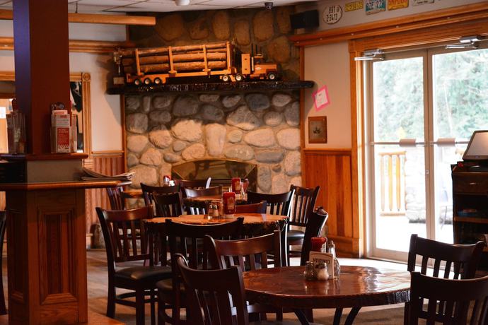 Imagen del bar/restaurante del Hotel Sasquatch Inn. Foto 6