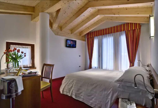 Imagen de la habitación del Hotel Sassella. Foto 2