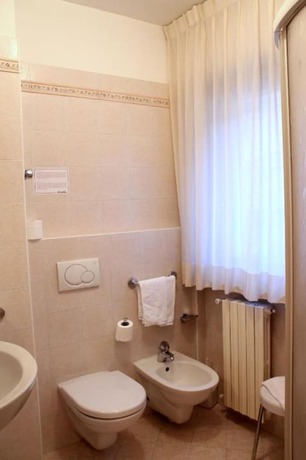 Imagen de la habitación del Hotel Sassella. Foto 5