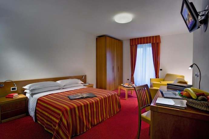 Imagen de la habitación del Hotel Sassella. Foto 6