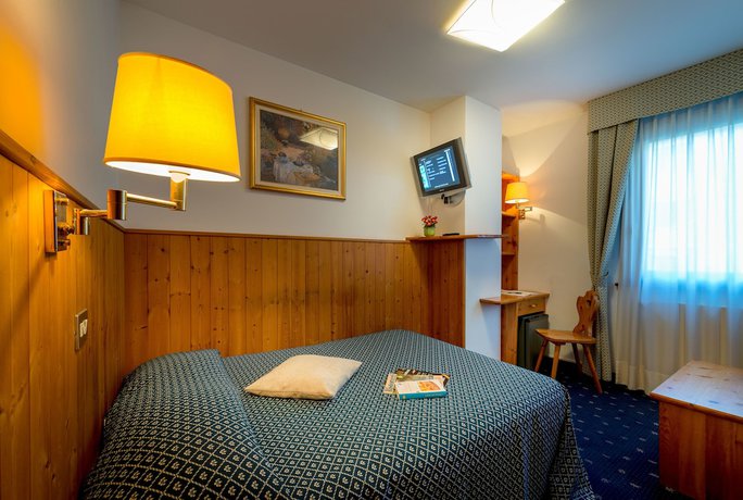 Imagen de la habitación del Hotel Sassella. Foto 7
