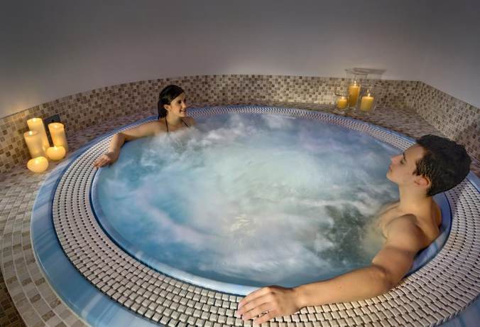 Imagen de la piscina del Hotel Sassella. Foto 19