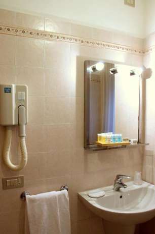 Imagen de la habitación del Hotel Sassella. Foto 10