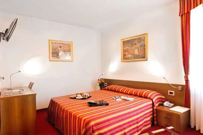 Imagen de la habitación del Hotel Sassella. Foto 12