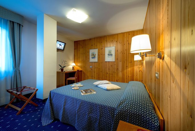 Imagen de la habitación del Hotel Sassella. Foto 13