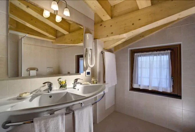 Imagen de la habitación del Hotel Sassella. Foto 14
