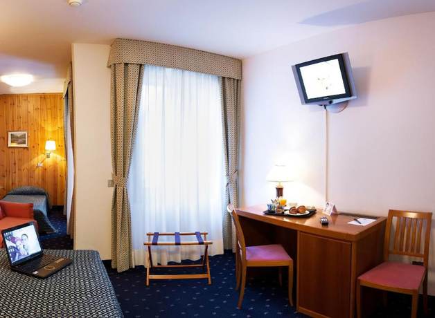 Imagen de la habitación del Hotel Sassella. Foto 15