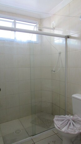 Imagen de la habitación del Hotel Satelite Itanhaem. Foto 17