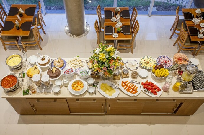 Imagen del bar/restaurante del Hotel S&atilde;o Carlos Marklin Su&iacute;tes. Foto 17