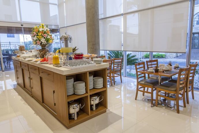 Imagen del bar/restaurante del Hotel S&atilde;o Carlos Marklin Su&iacute;tes. Foto 20