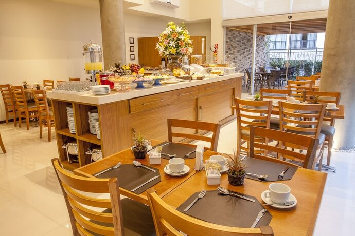 Imagen del bar/restaurante del Hotel S&atilde;o Carlos Marklin Su&iacute;tes. Foto 21