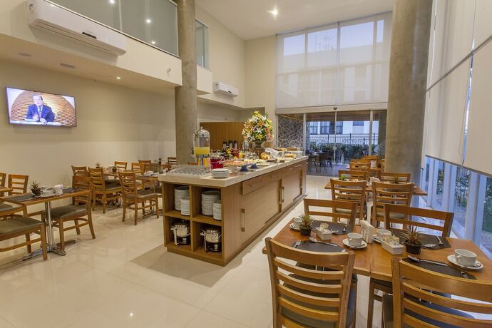 Imagen del bar/restaurante del Hotel S&atilde;o Carlos Marklin Su&iacute;tes. Foto 22