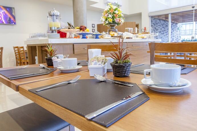 Imagen del bar/restaurante del Hotel S&atilde;o Carlos Marklin Su&iacute;tes. Foto 23