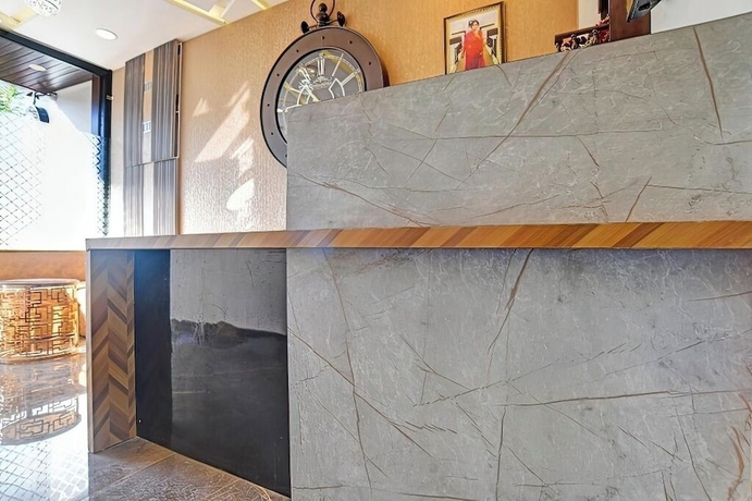 Imagen de los interiores del Hotel Saurabh Inn. Foto 12