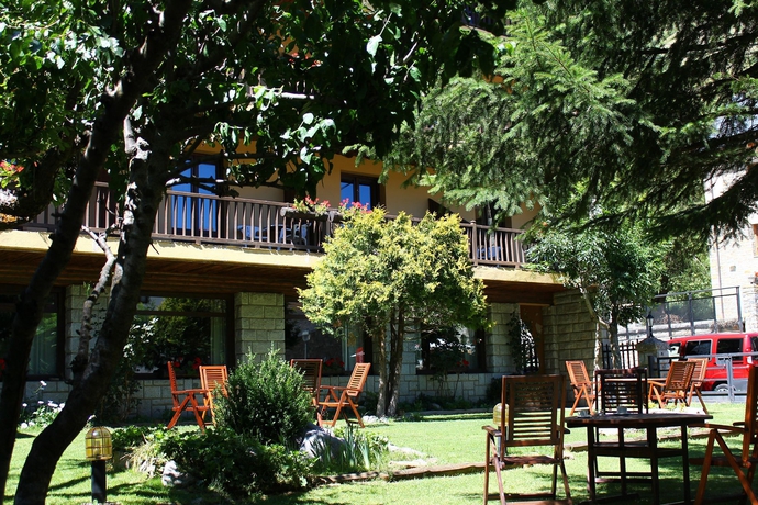 Imagen de los exteriores del Hotel Saurat. Foto 11