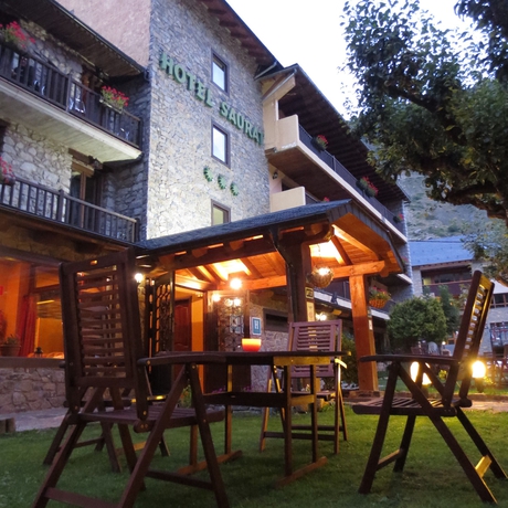 Imagen de los exteriores del Hotel Saurat. Foto 12
