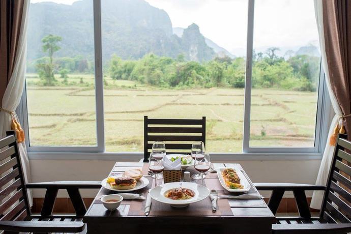 Imagen del bar/restaurante del Hotel Savanh Sunset View Resort, Vang Vieng. Foto 2