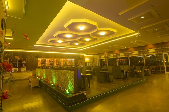 Imagen del bar/restaurante del Hotel Savita Garden Inn. Foto 17