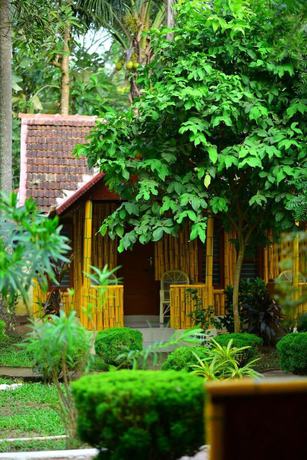 Imagen de los exteriores del Hotel Savithri Inn. Foto 12